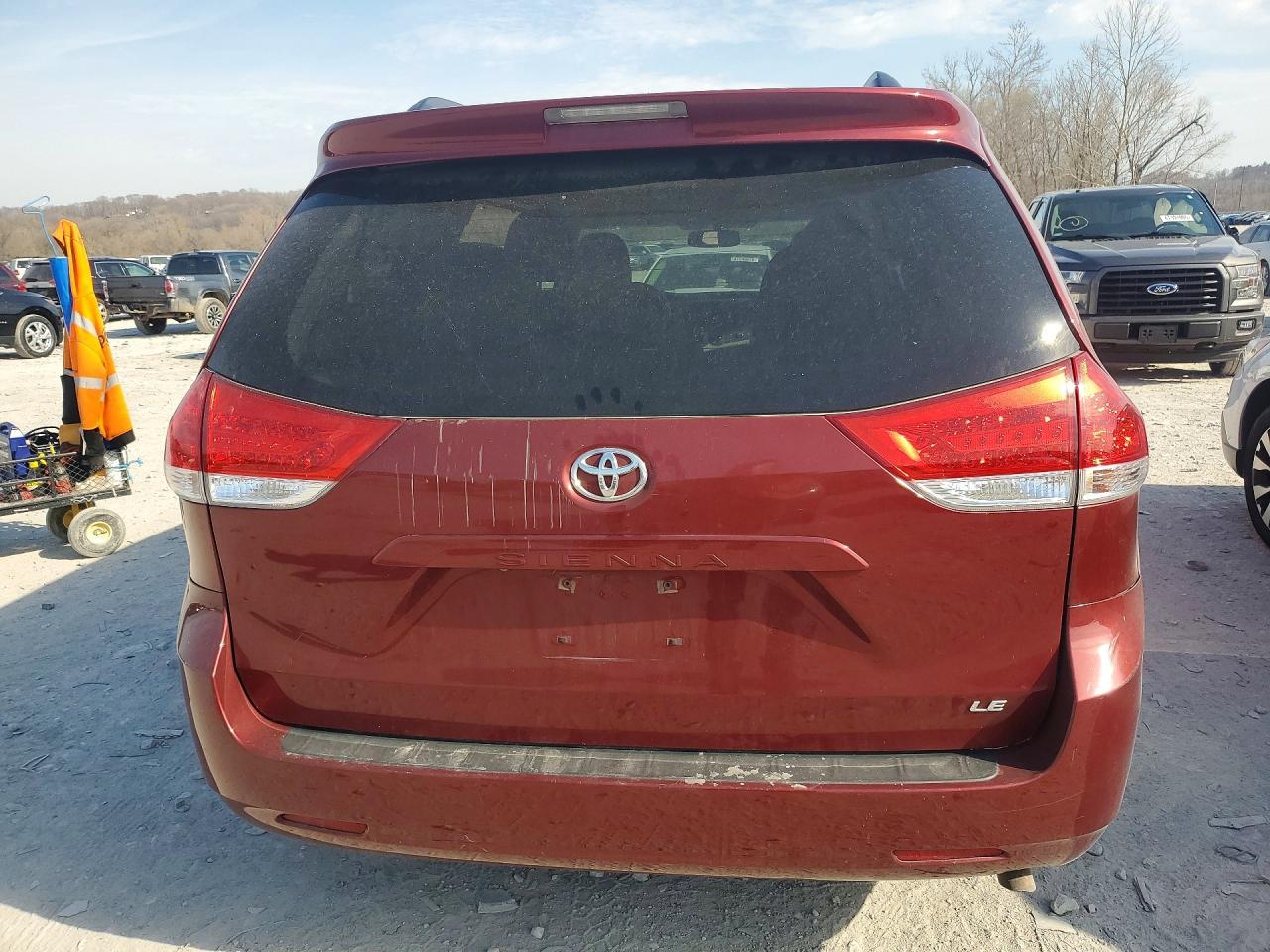 2011 TOYOTA SIENNA