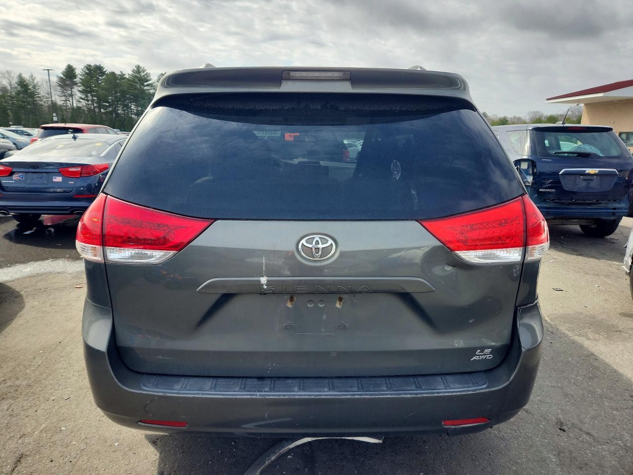 2011 TOYOTA SIENNA