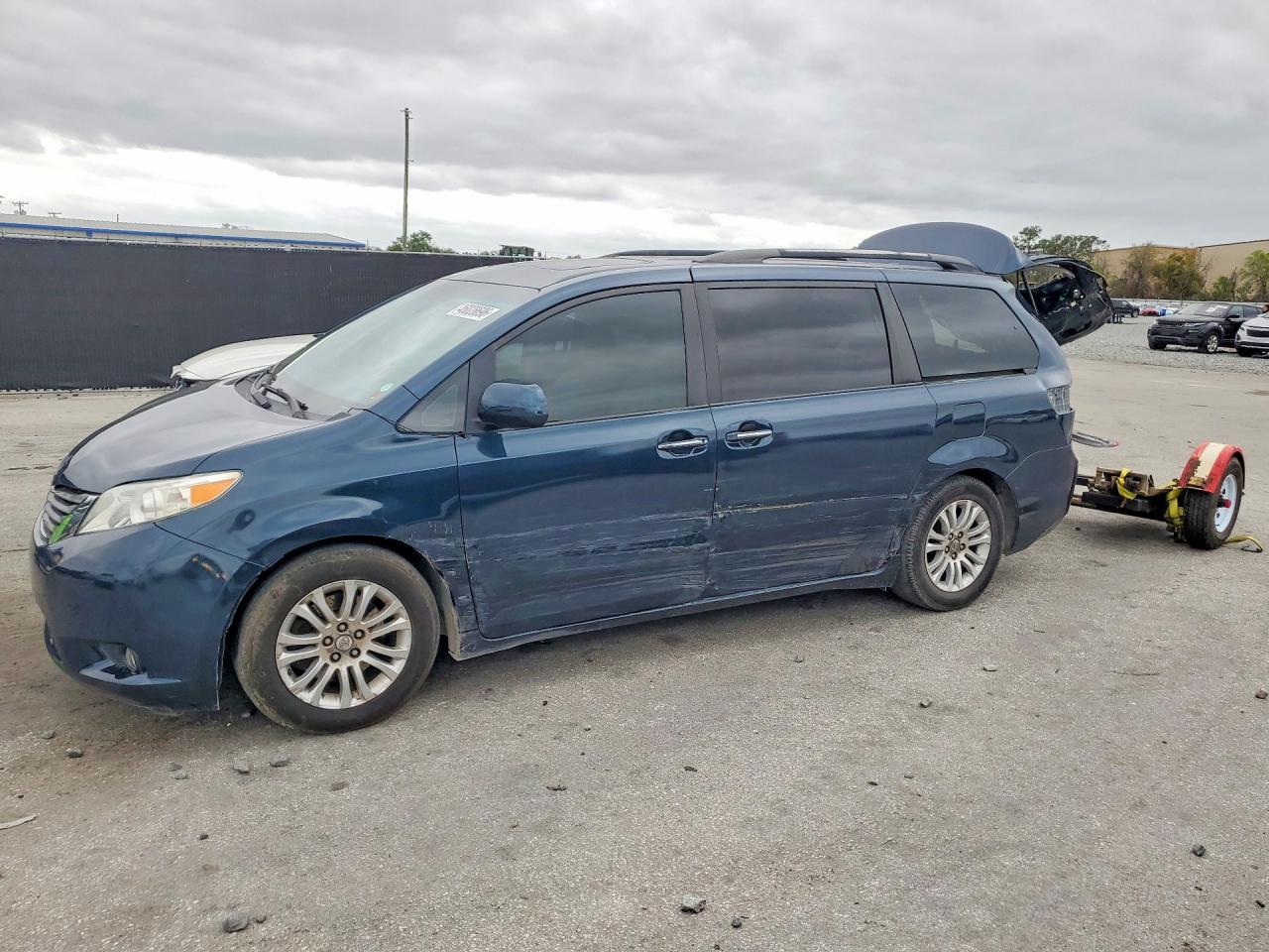 2011 TOYOTA SIENNA