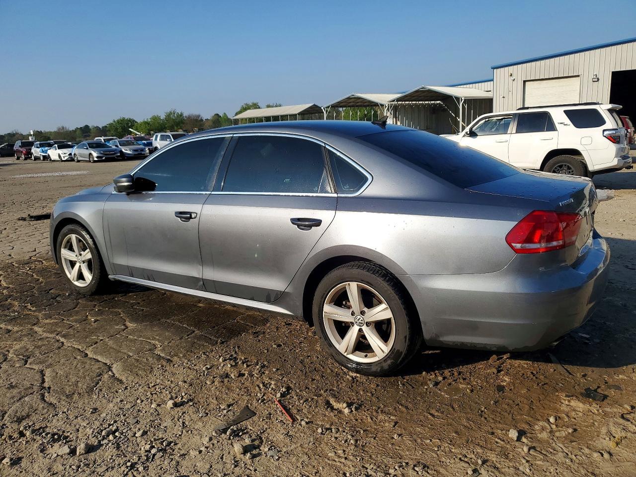 2013 VOLKSWAGEN Passat