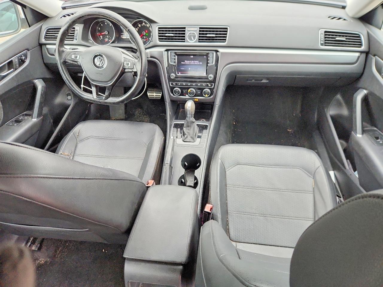 2017 VOLKSWAGEN Passat