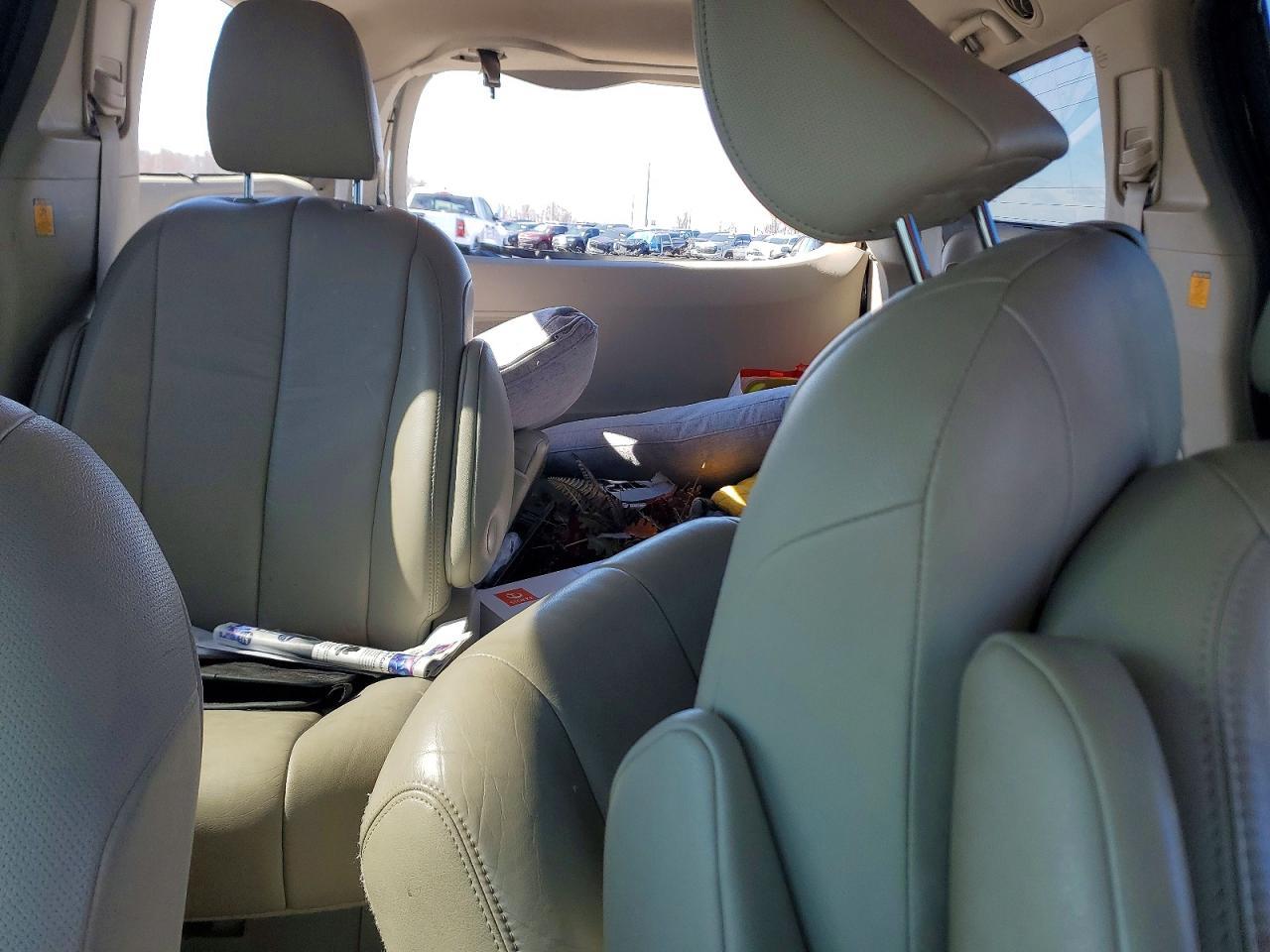 2011 TOYOTA SIENNA