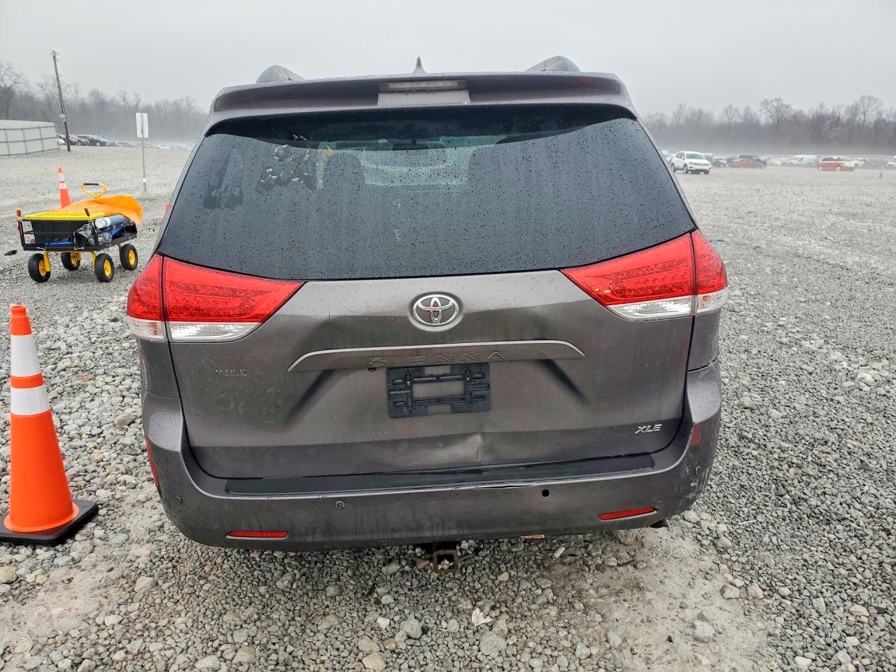 2011 TOYOTA SIENNA