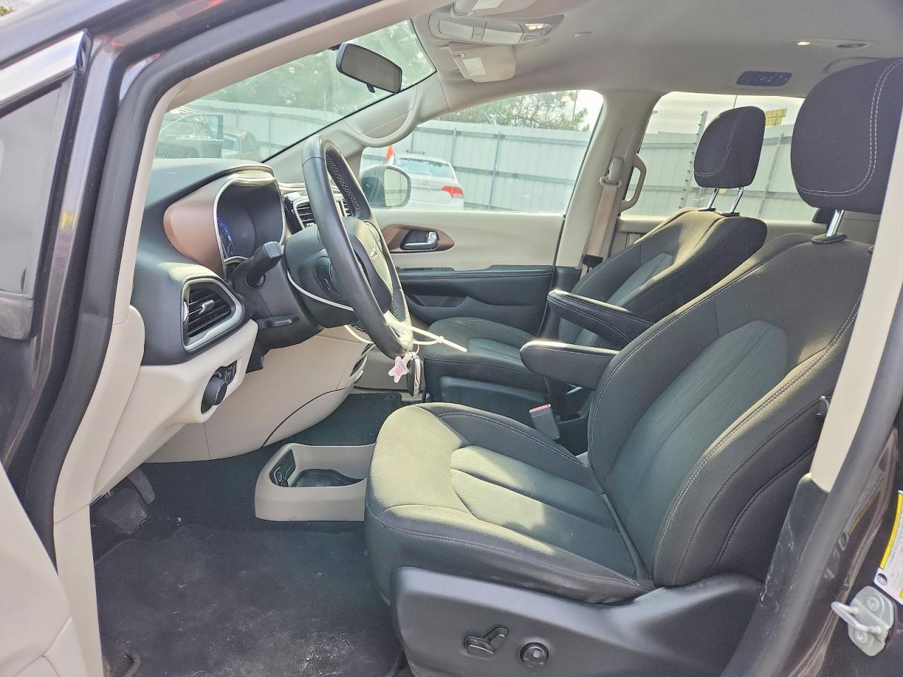 2022 CHRYSLER Voyager