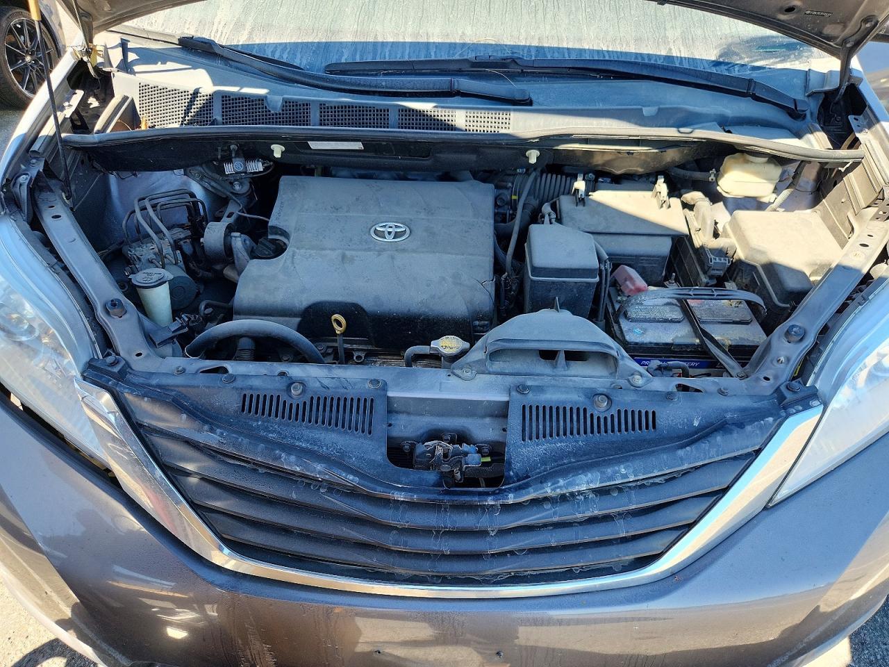 2011 TOYOTA SIENNA