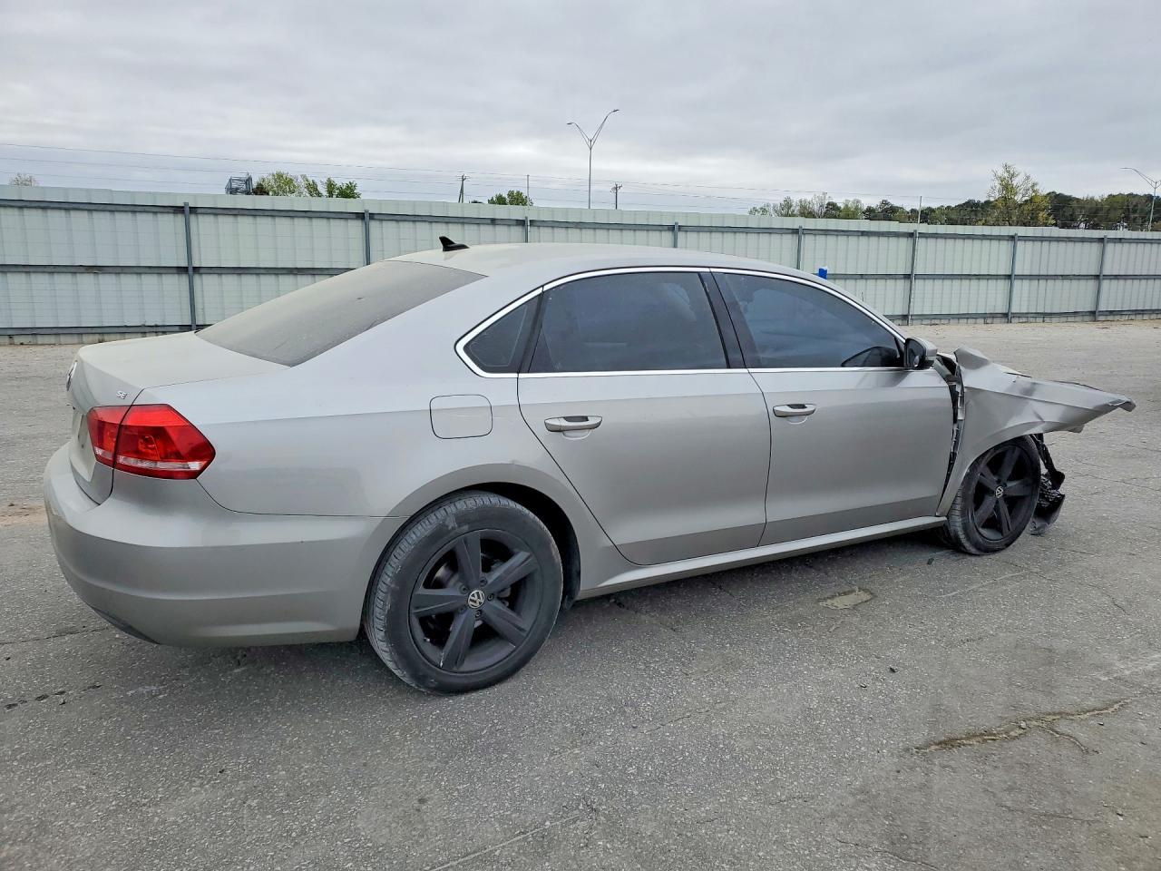 2013 VOLKSWAGEN Passat