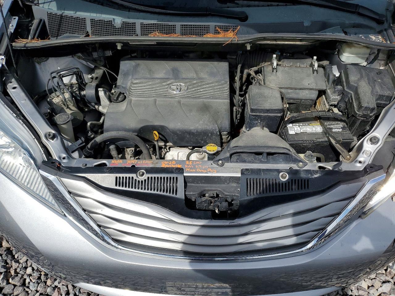 2012 TOYOTA SIENNA