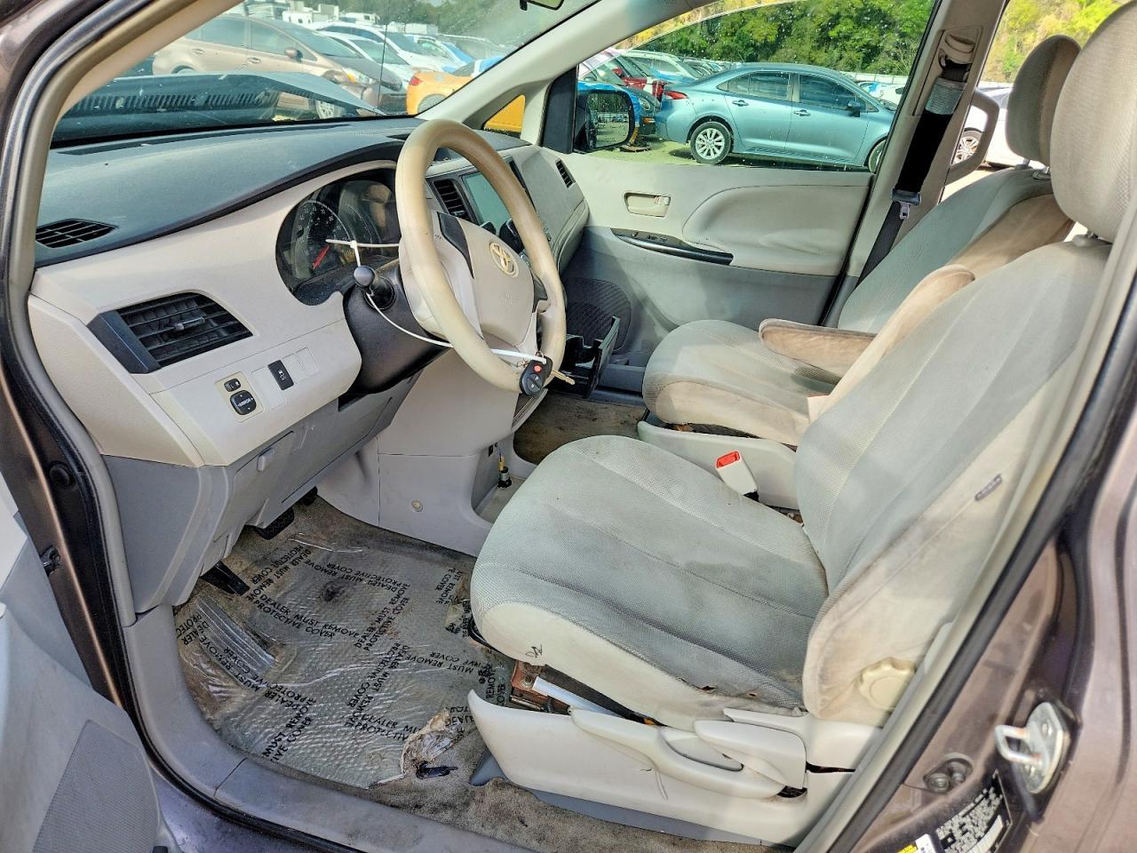 2011 TOYOTA SIENNA