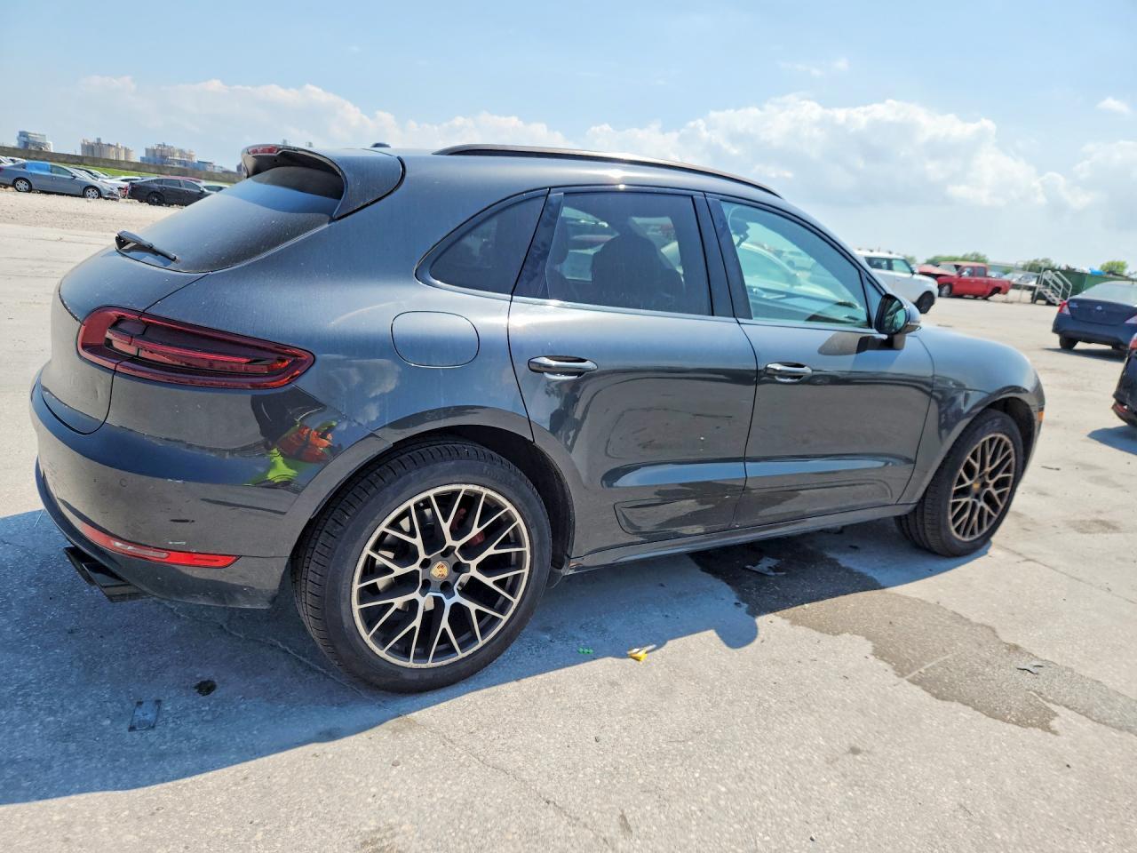 2017 PORSCHE Macan