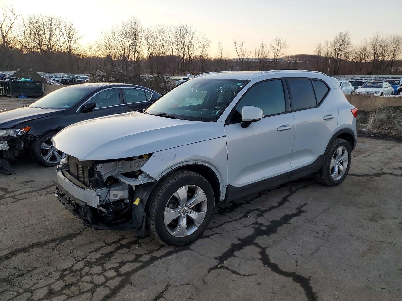 2021 VOLVO XC40
