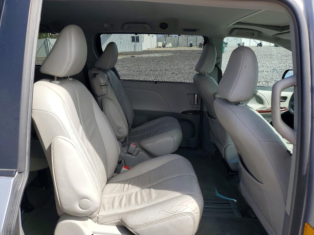 2012 TOYOTA SIENNA