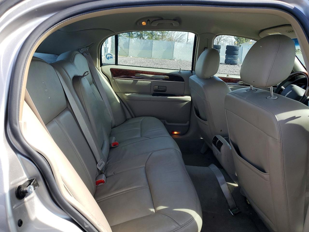2010 LINCOLN Town Car