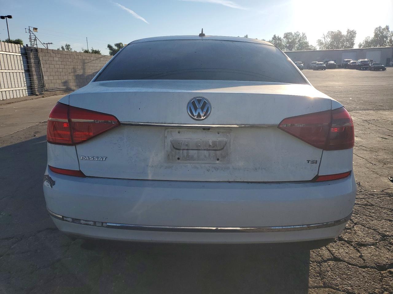 2016 VOLKSWAGEN Passat