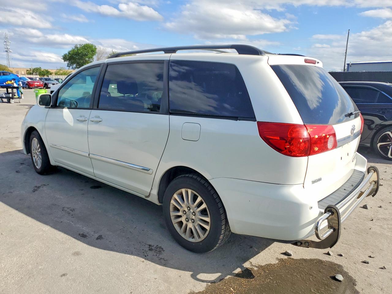 2010 TOYOTA SIENNA