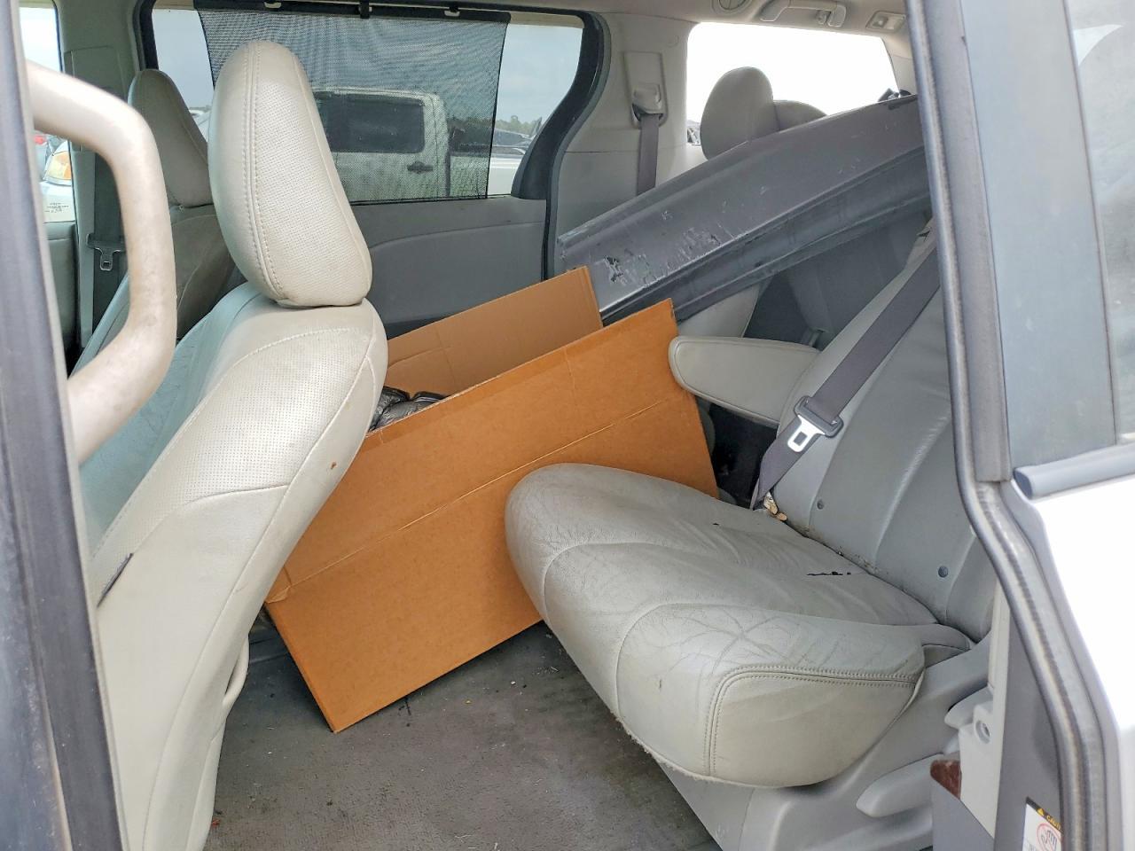 2011 TOYOTA SIENNA