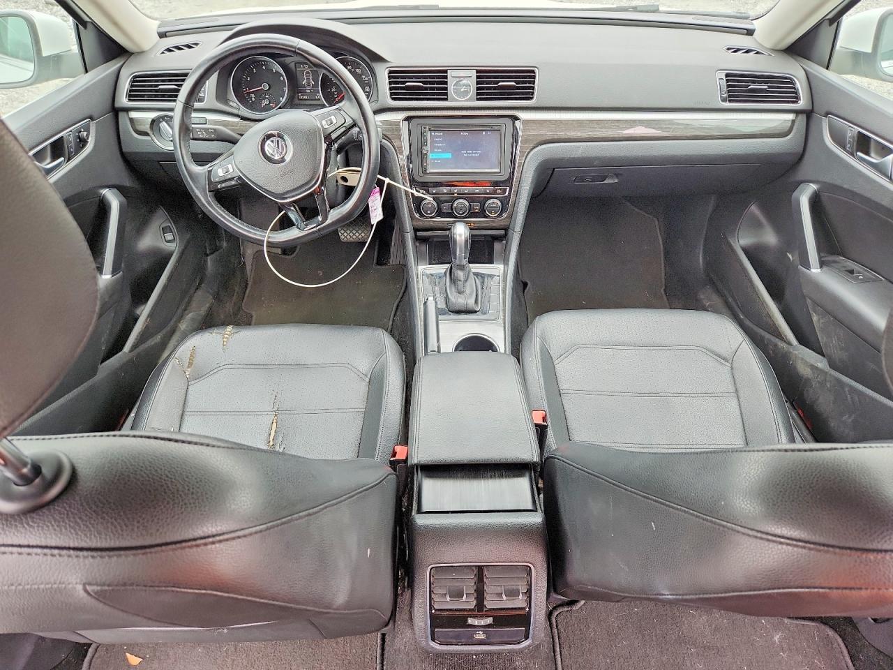 2016 VOLKSWAGEN Passat