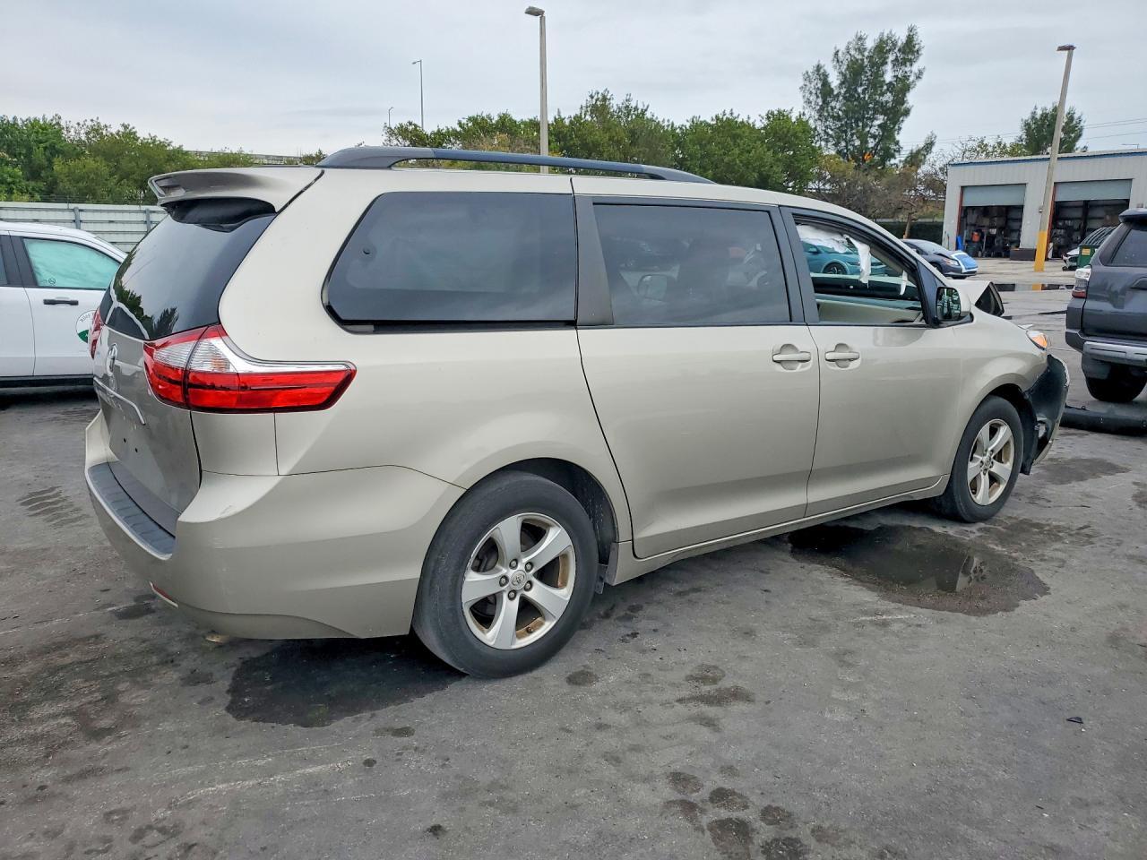 2016 TOYOTA SIENNA