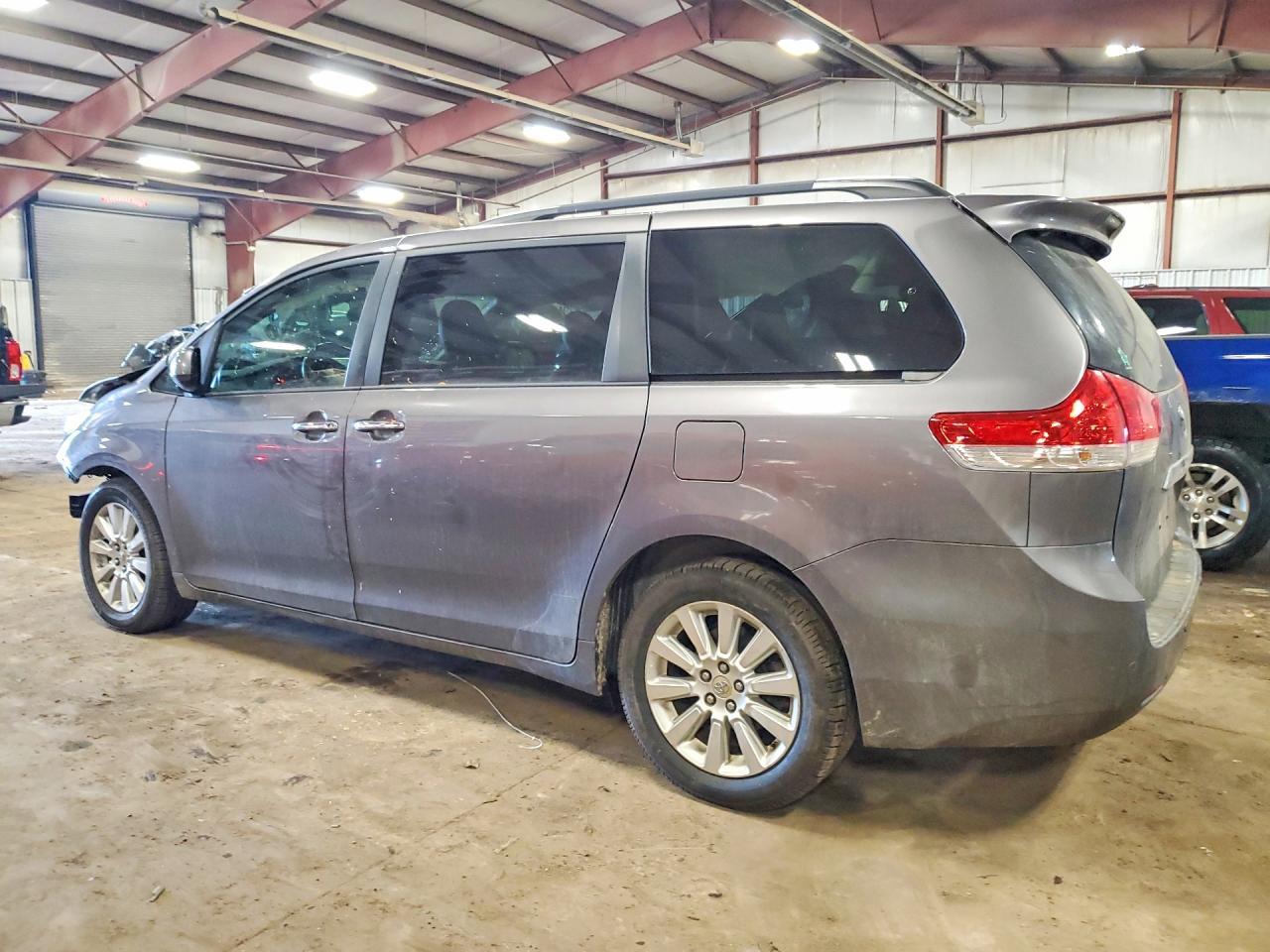 2011 TOYOTA SIENNA