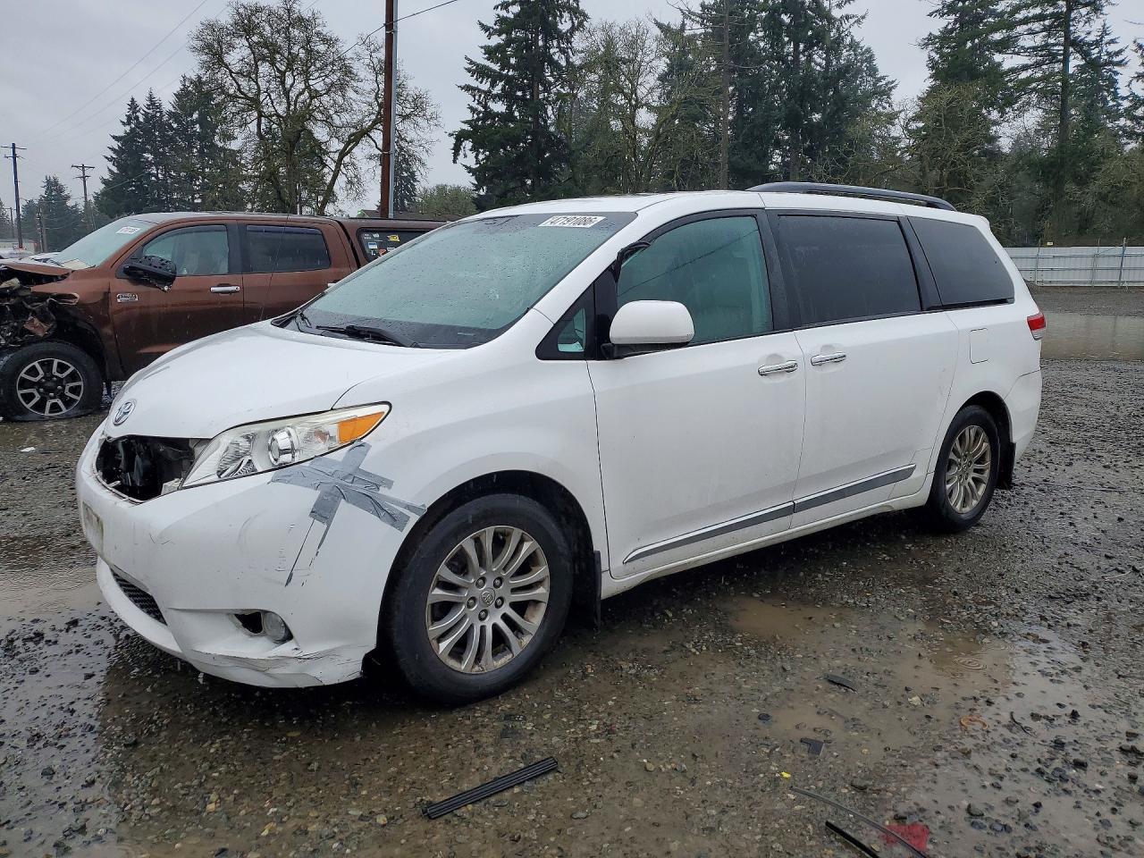 2012 TOYOTA SIENNA