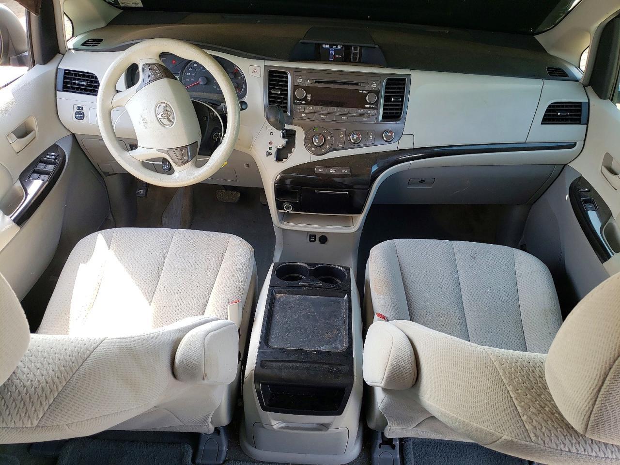 2011 TOYOTA SIENNA