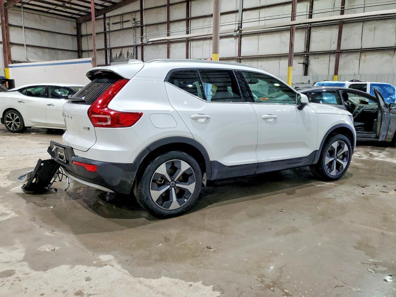 2025 VOLVO XC40