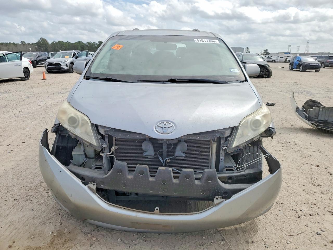 2011 TOYOTA SIENNA