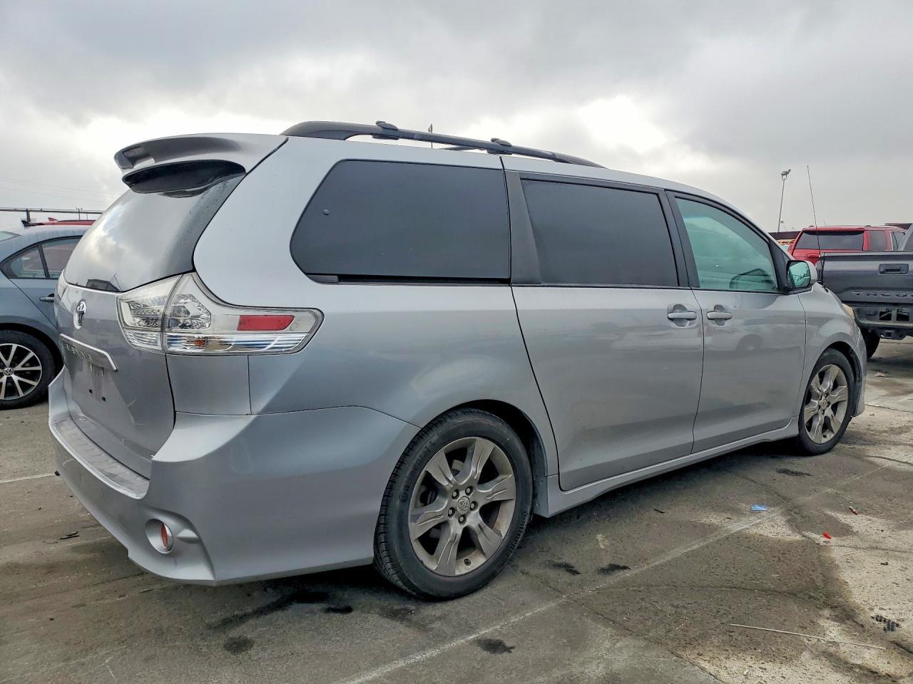 2012 TOYOTA SIENNA