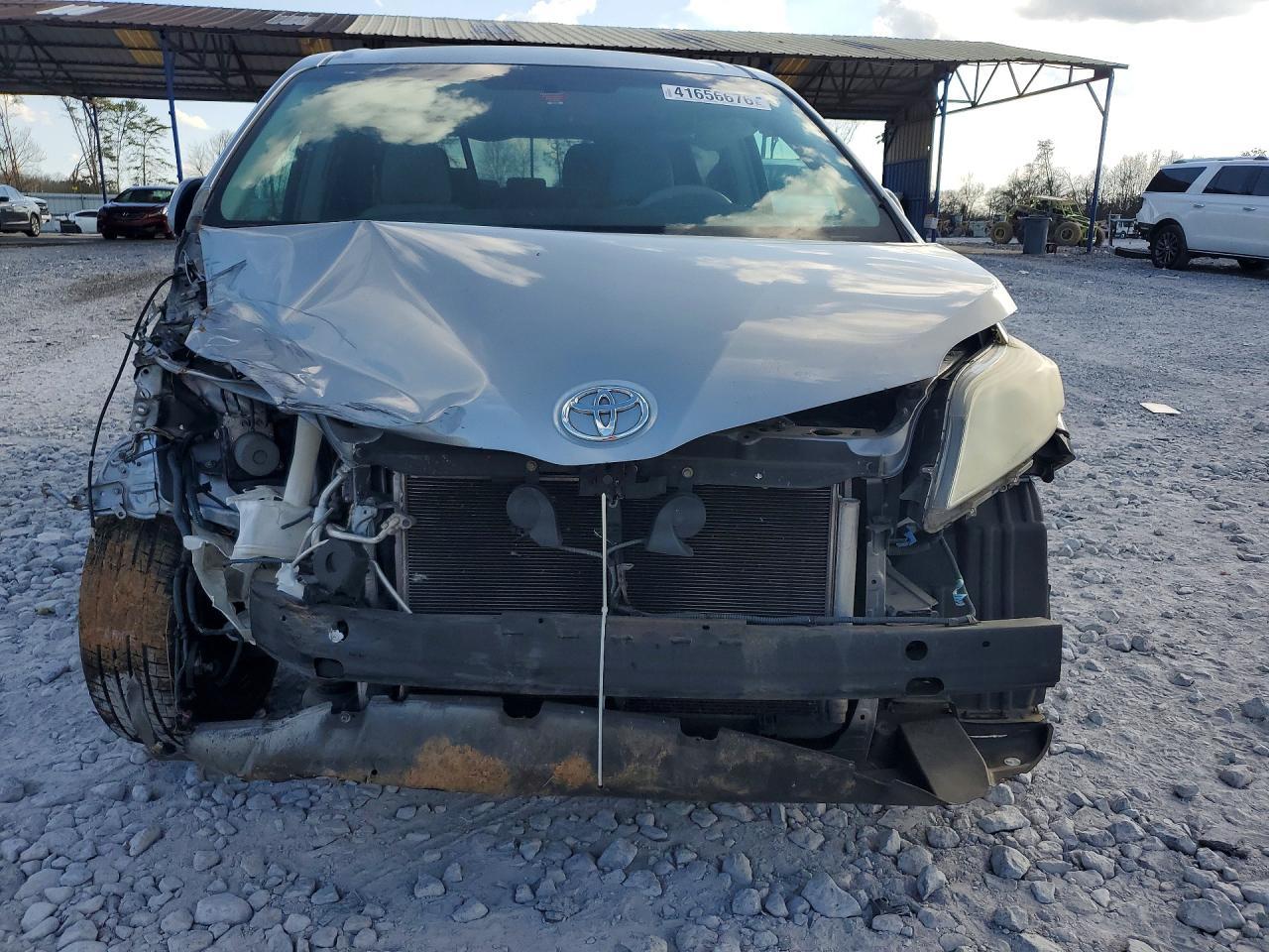 2011 TOYOTA SIENNA