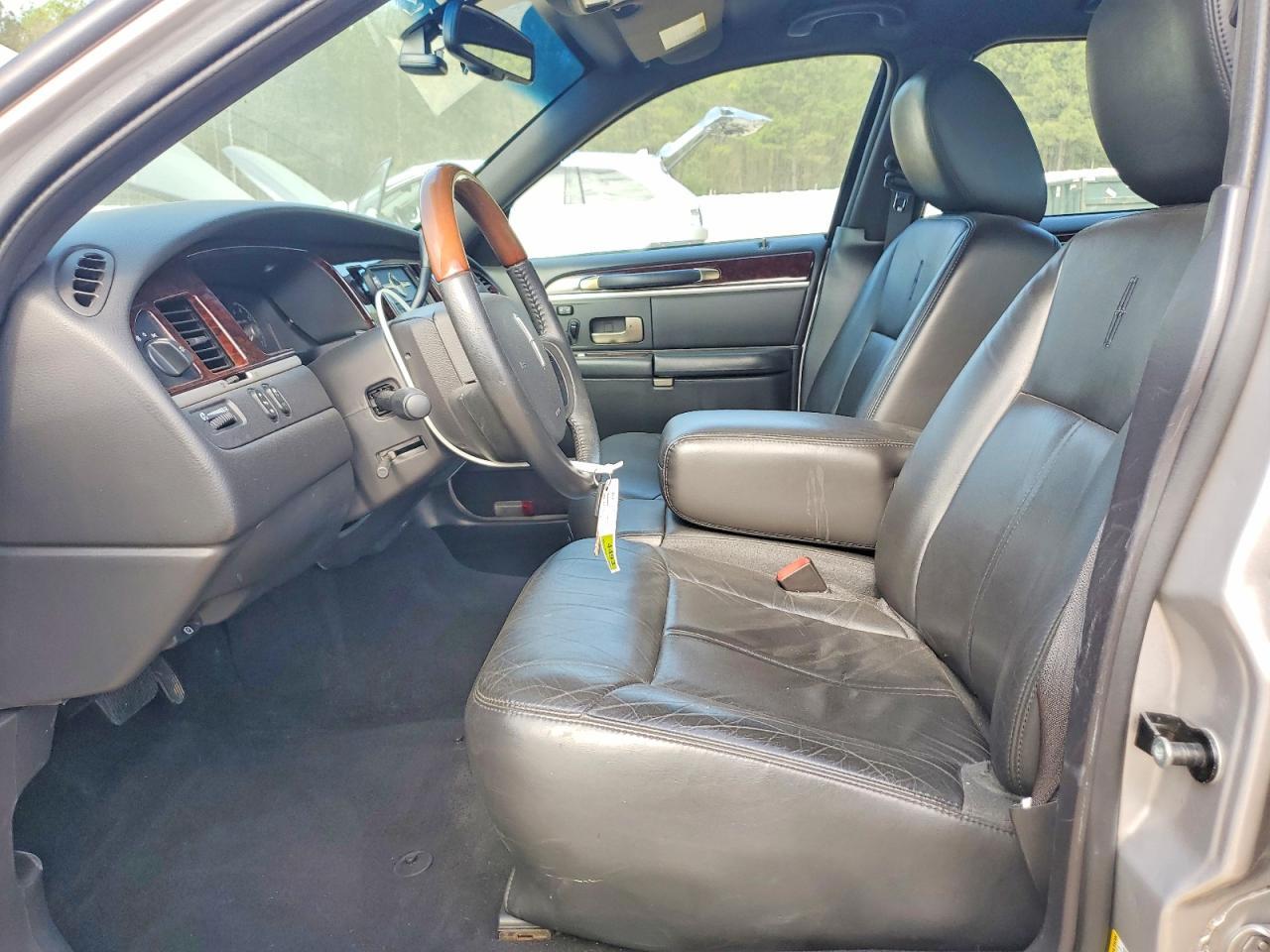 2011 LINCOLN Town Car