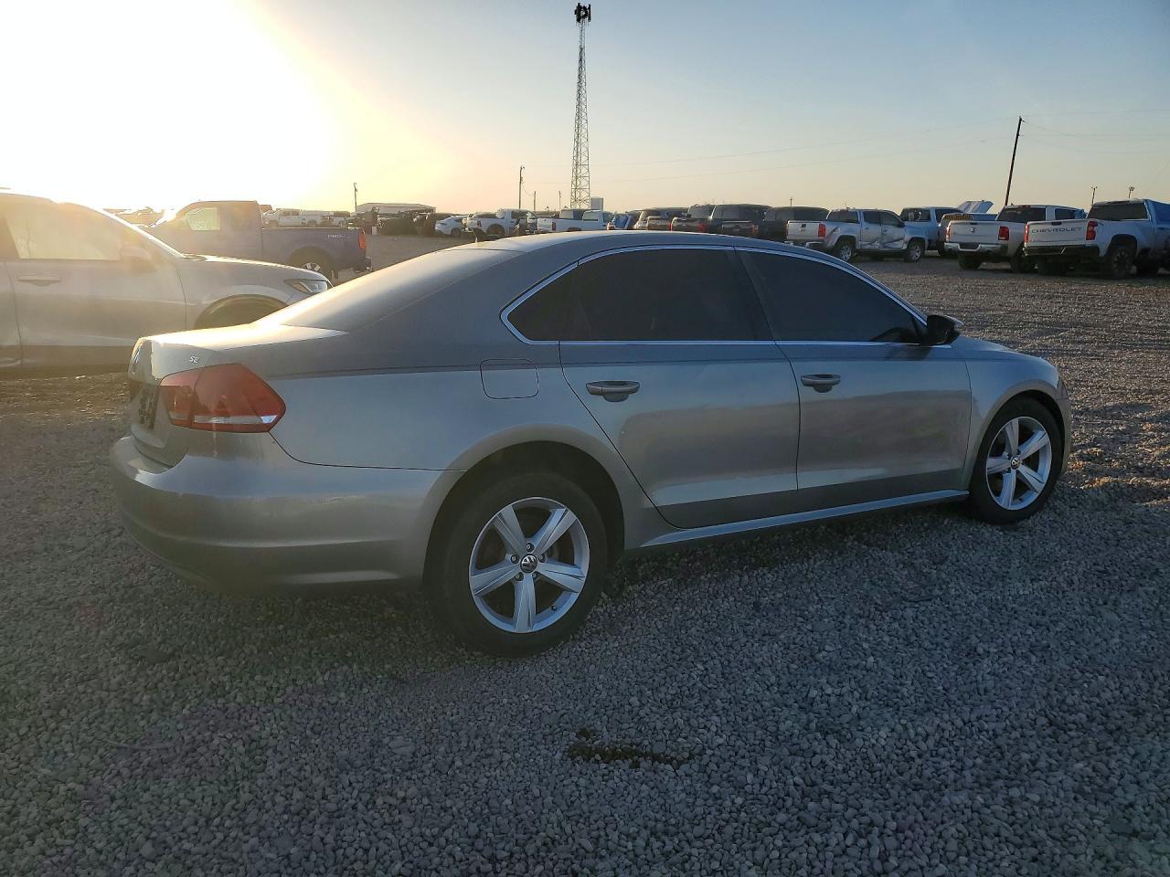 2012 VOLKSWAGEN Passat