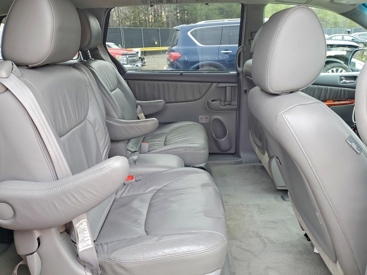 2010 TOYOTA SIENNA