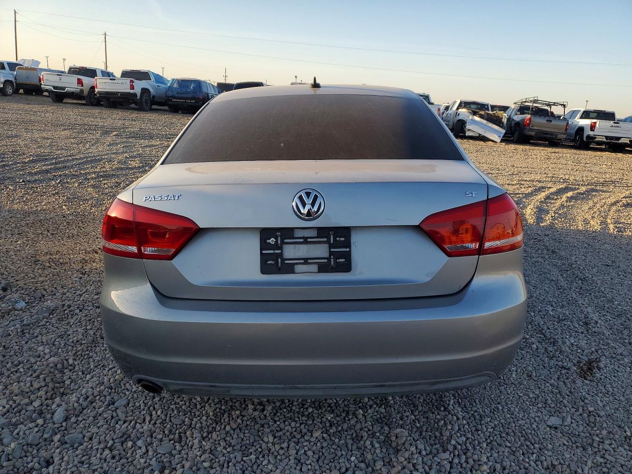2012 VOLKSWAGEN Passat