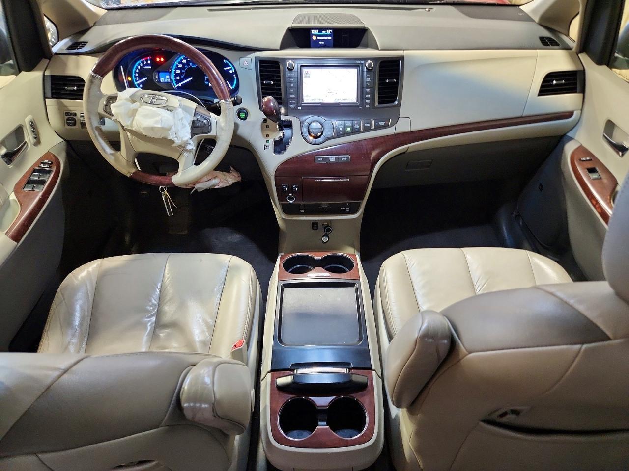 2011 TOYOTA SIENNA