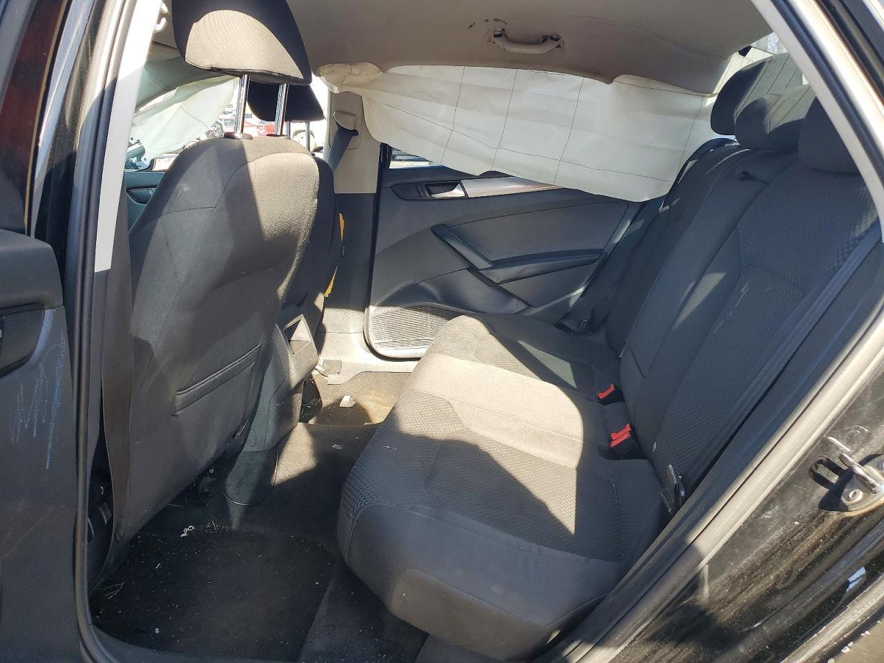 2013 VOLKSWAGEN Passat