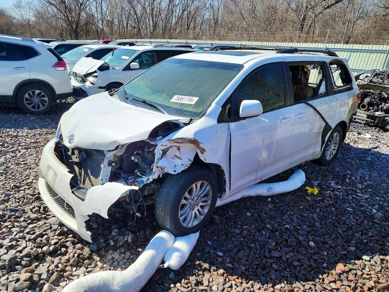 2014 TOYOTA SIENNA