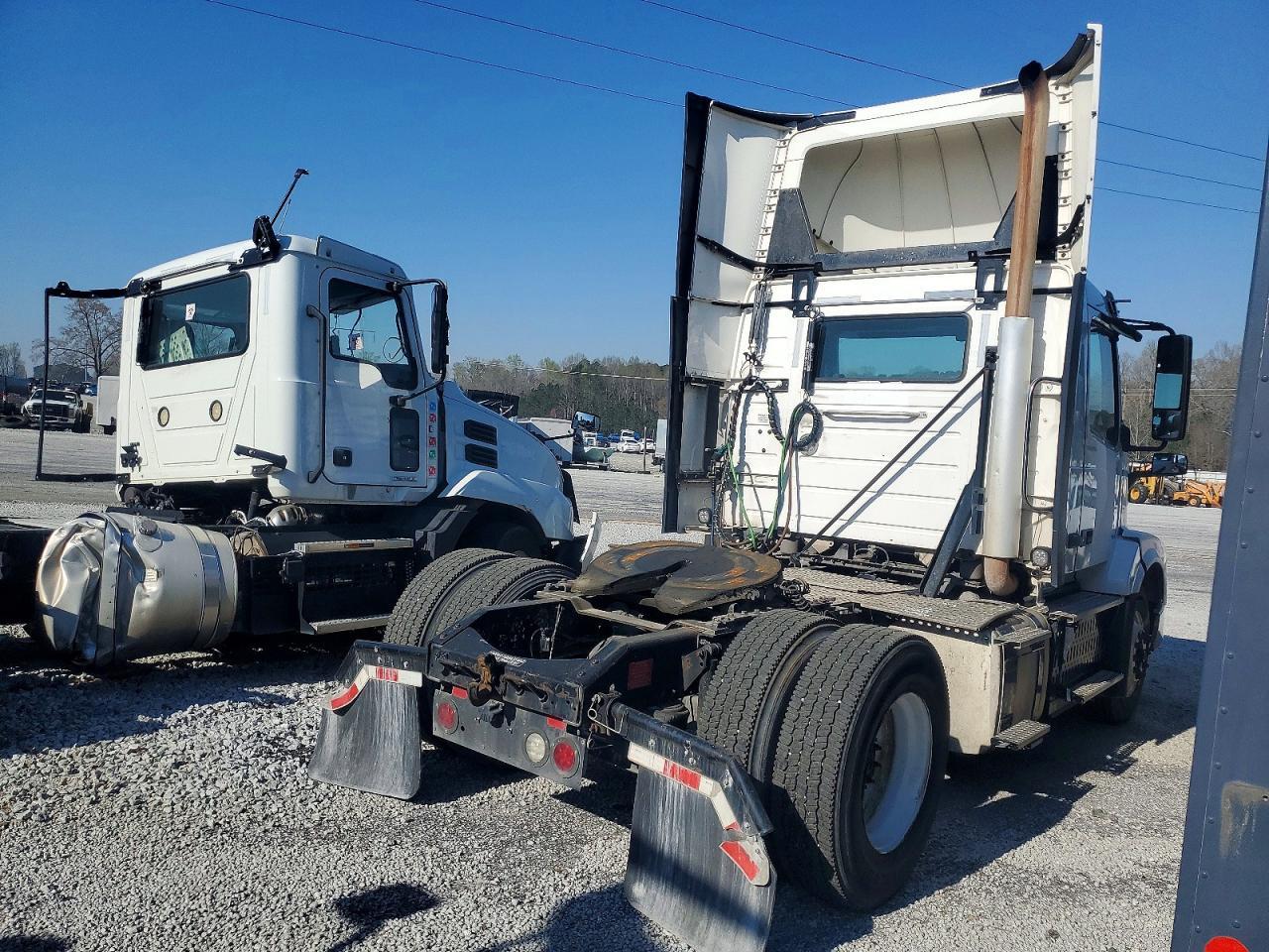 2017 VOLVO VNL