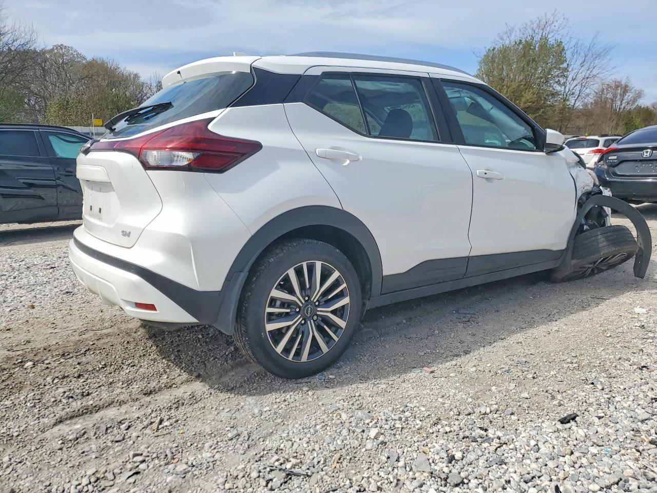 2024 NISSAN KICKS