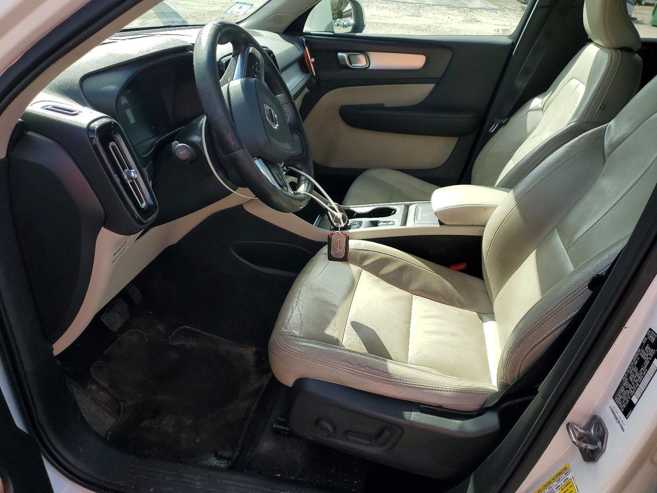 2020 VOLVO XC40