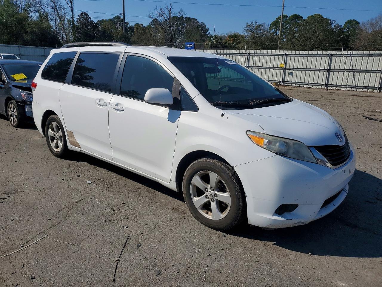 2011 TOYOTA SIENNA