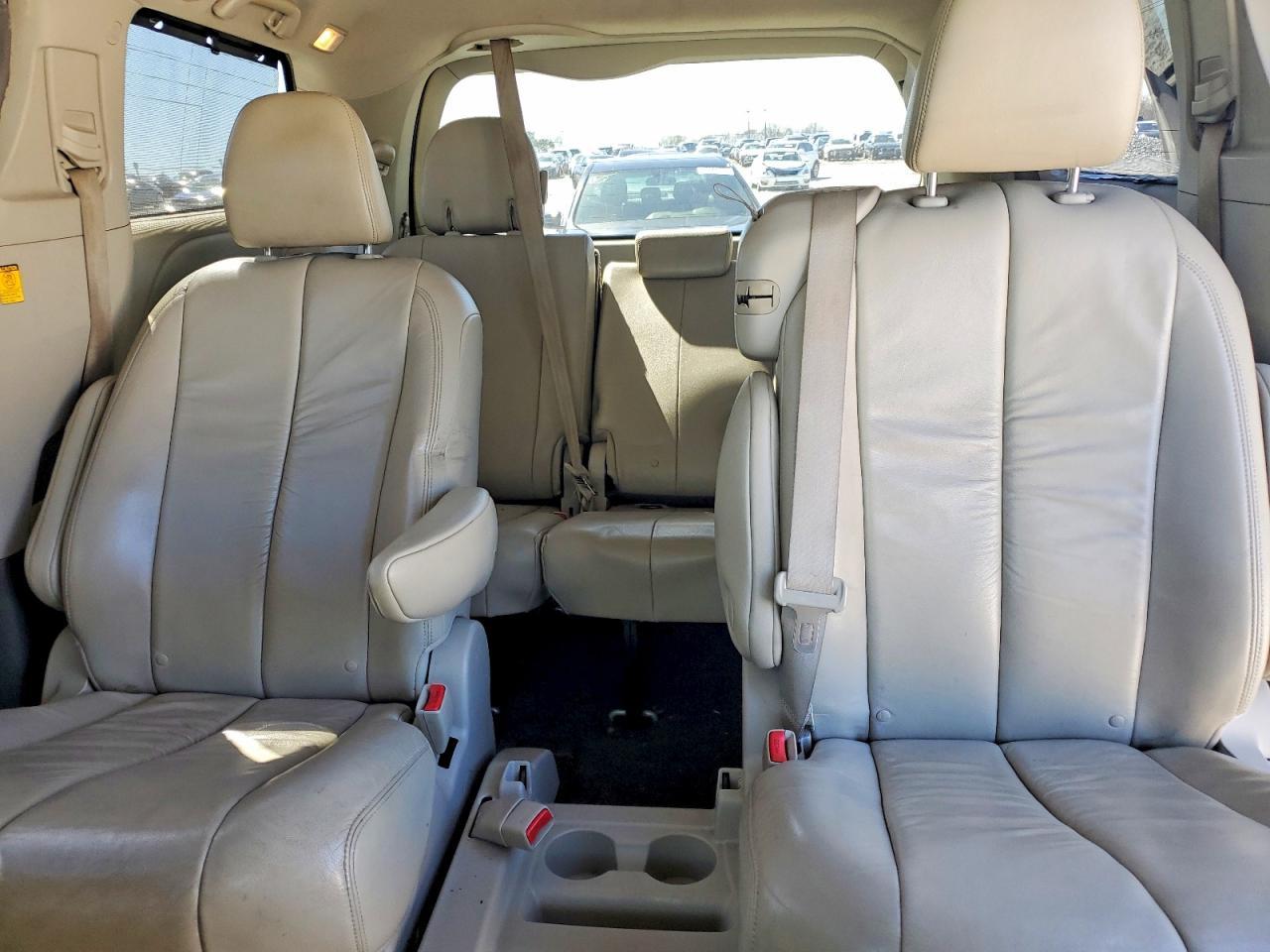 2011 TOYOTA SIENNA