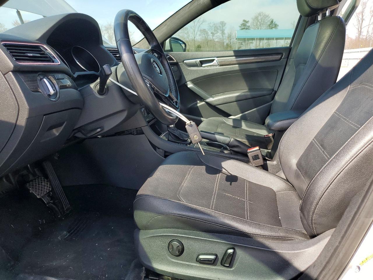 2016 VOLKSWAGEN Passat