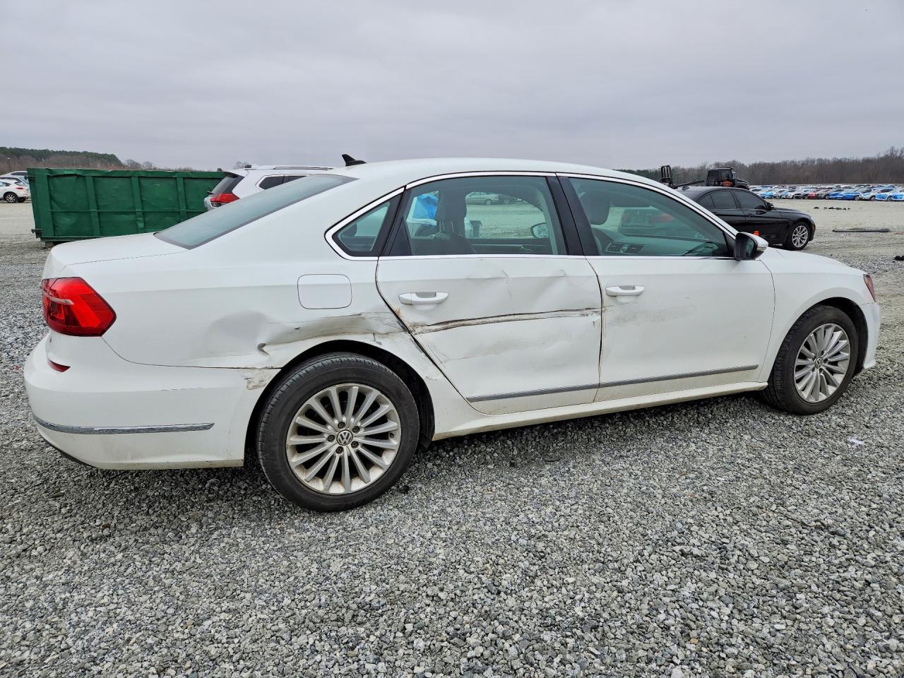 2016 VOLKSWAGEN Passat