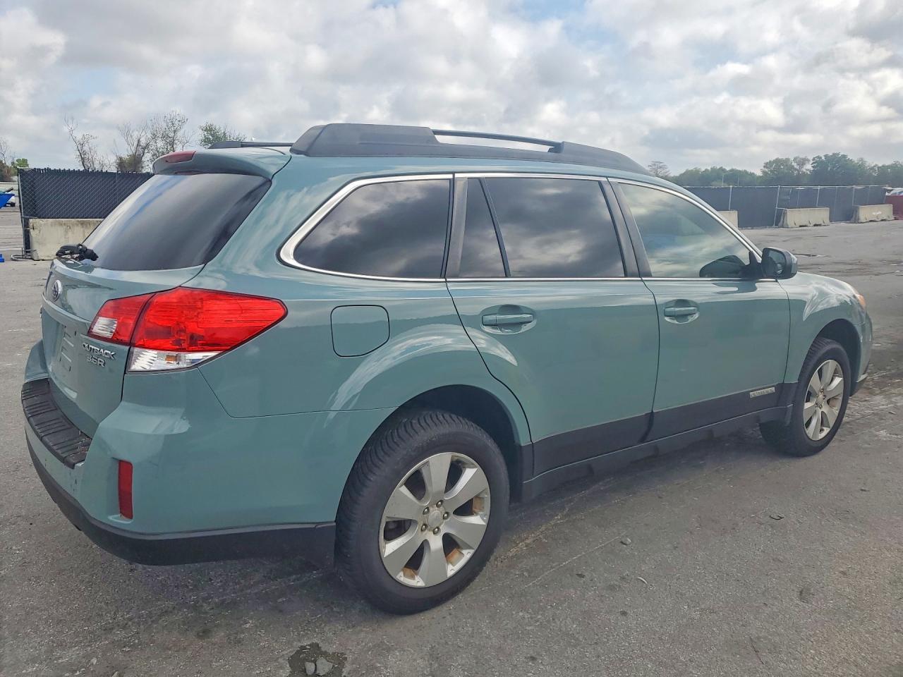2010 SUBARU Outback