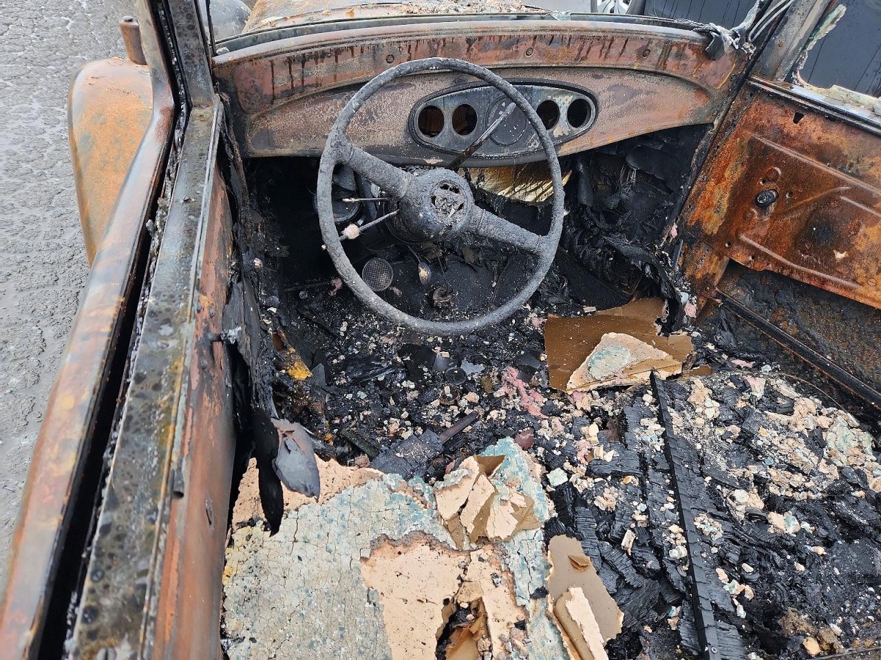 1932 FORD 2-dr Sedan