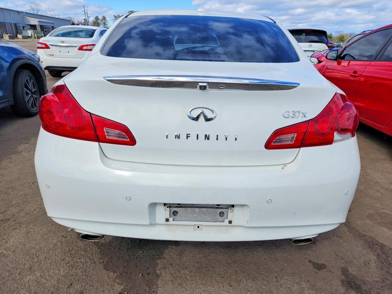 2011 INFINITI G37