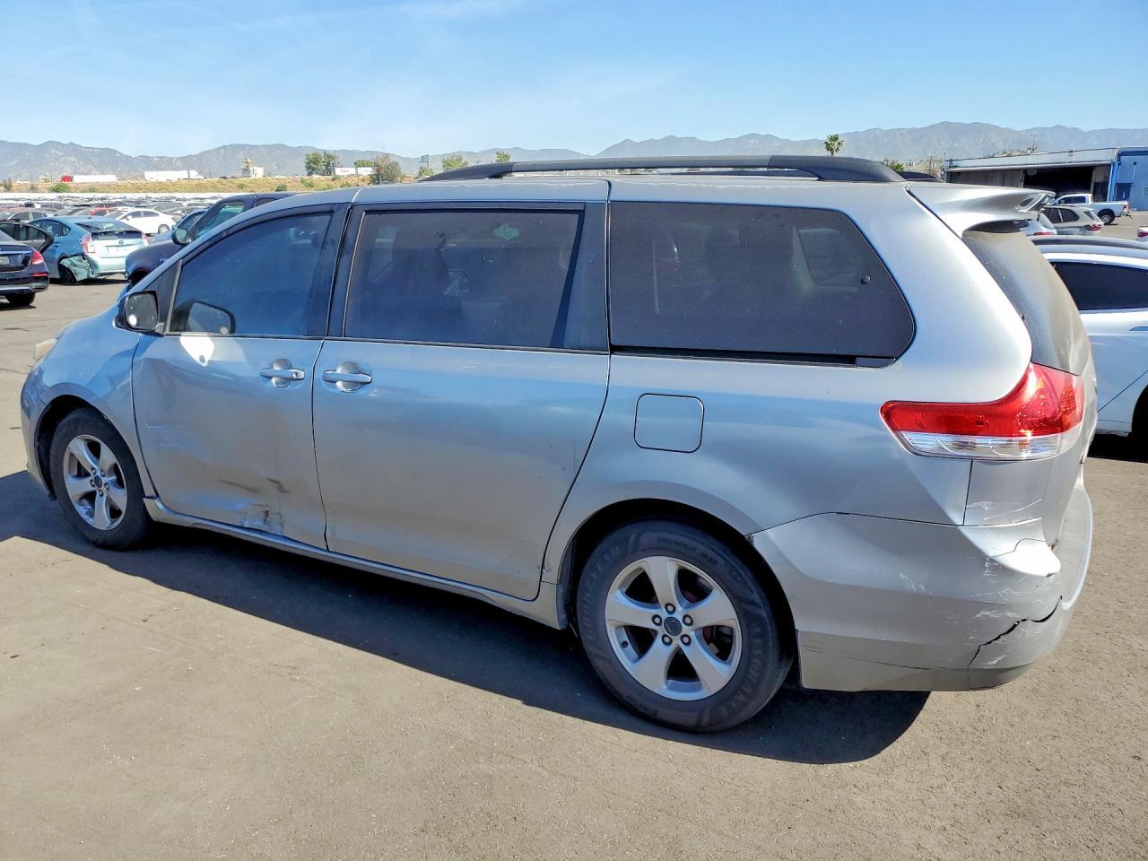 2011 TOYOTA SIENNA