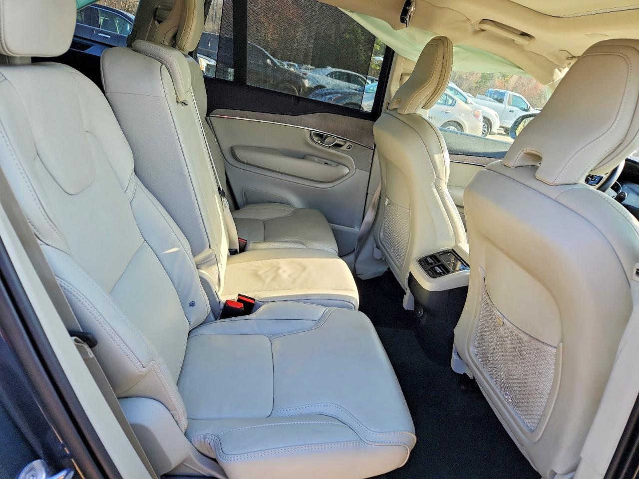 2022 VOLVO XC90
