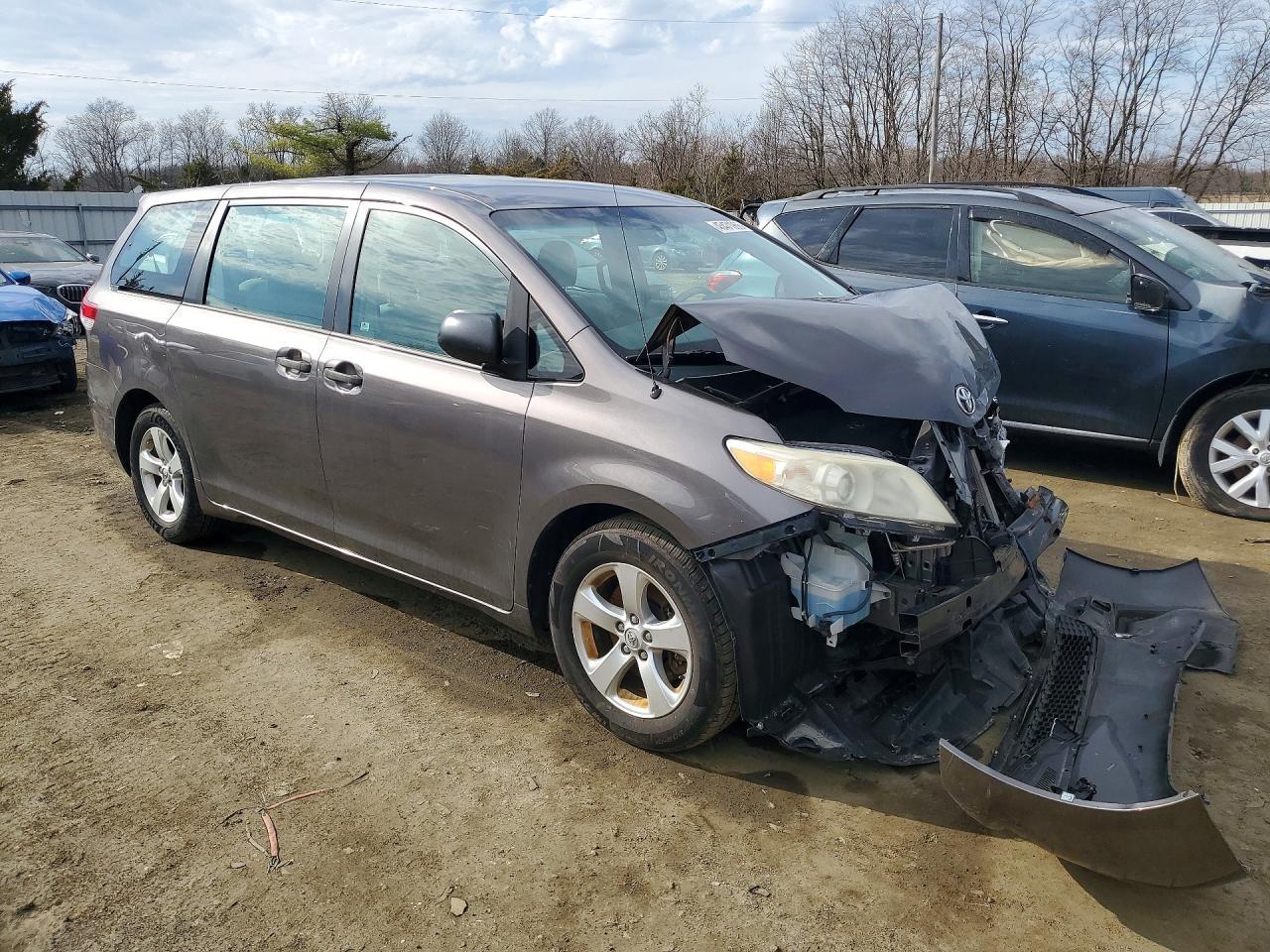 2014 TOYOTA SIENNA