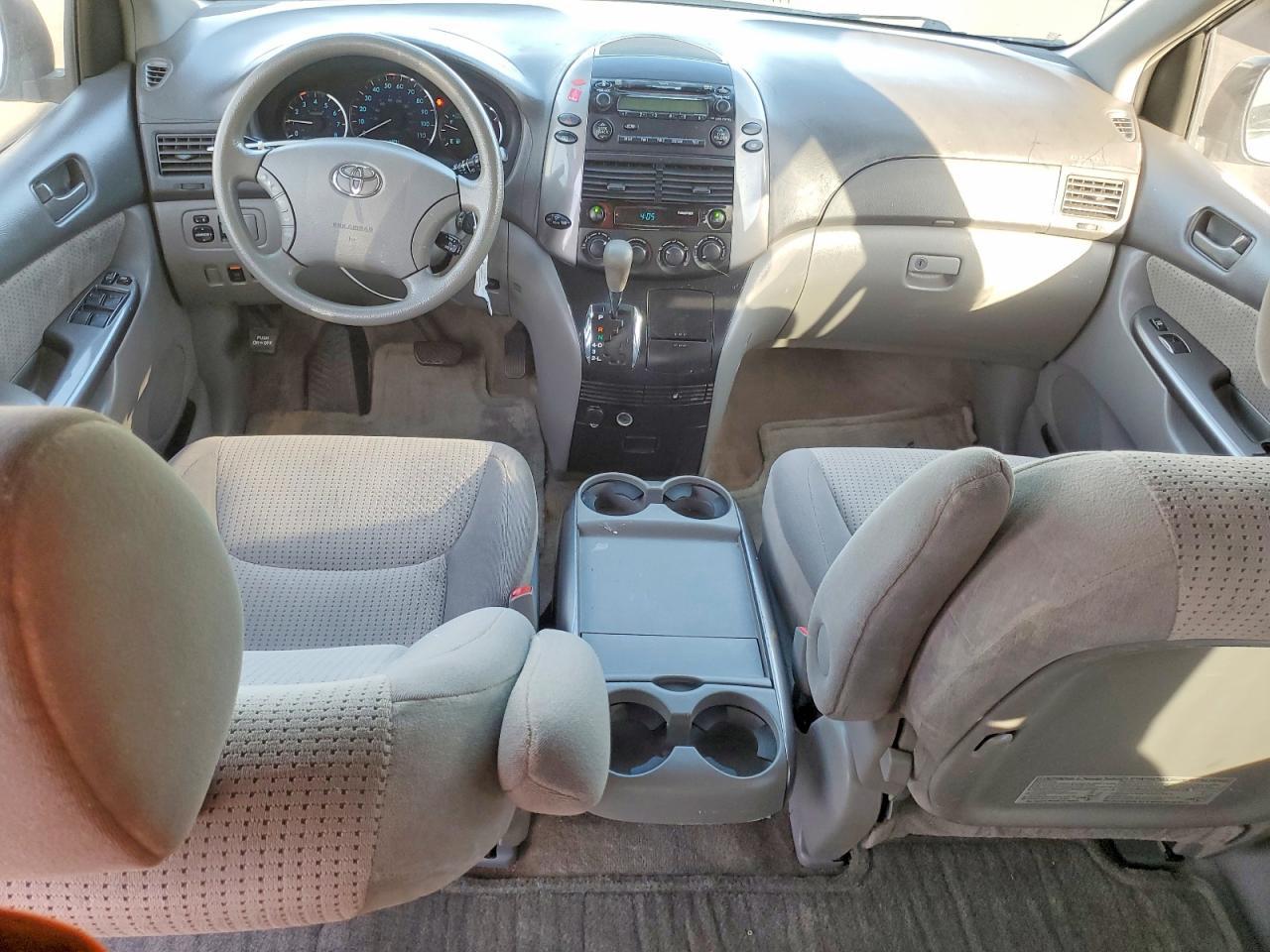 2010 TOYOTA SIENNA
