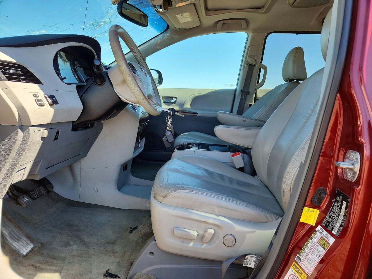 2011 TOYOTA SIENNA